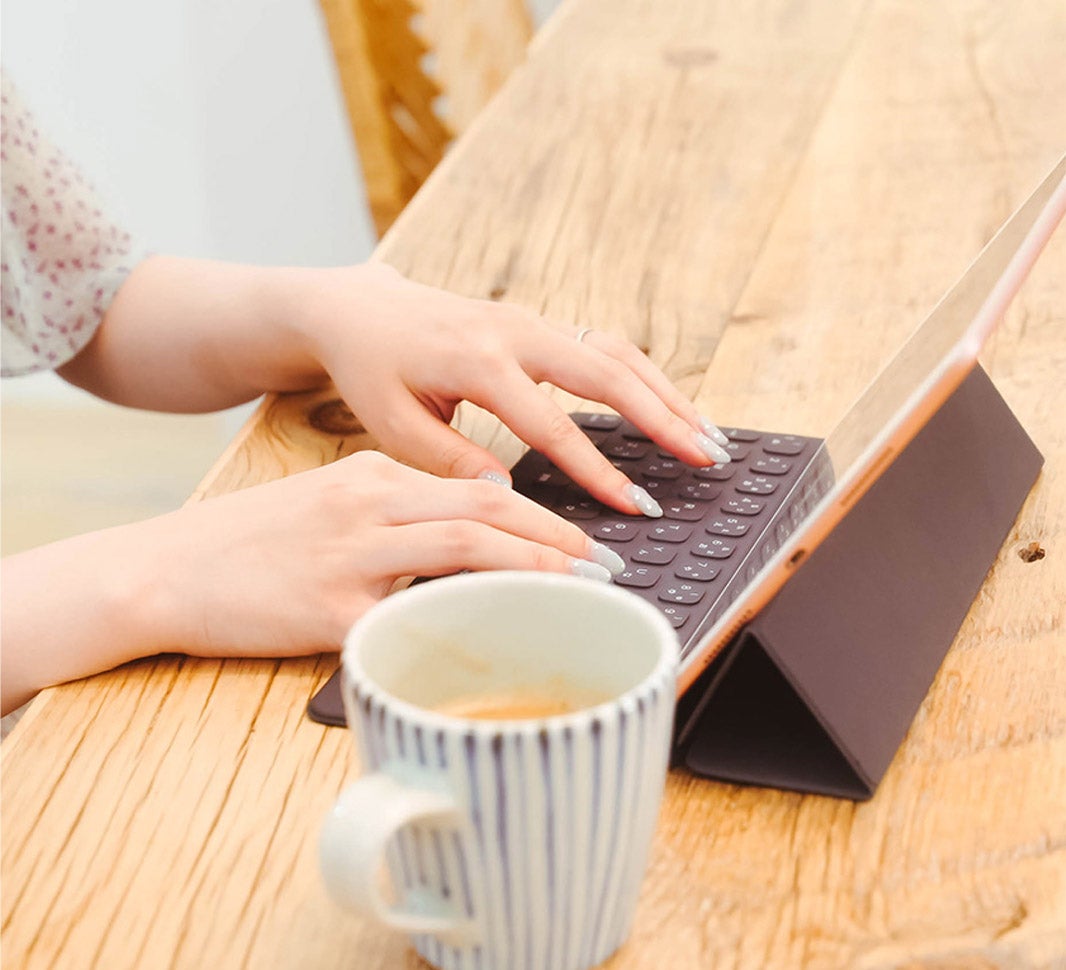 「記事執筆の合間には、甘いラテを」