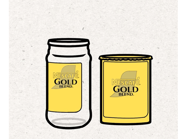 「ネスカフェ ゴールドブレンド」の空き瓶と「ネスカフェ エコ＆システムパック（つめかえパック）」を用意します