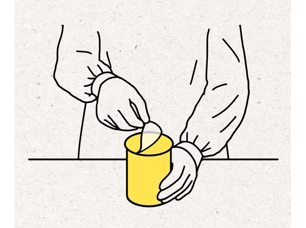 「ネスカフェ エコ＆システムパック（つめかえパック）」の外装フィルムをはがします