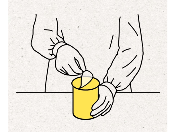 「ネスカフェ エコ＆システムパック（つめかえパック）」の外装フィルムをはがします