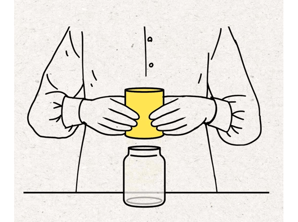 パックを逆さまにして容器のすぐ上にかかげます