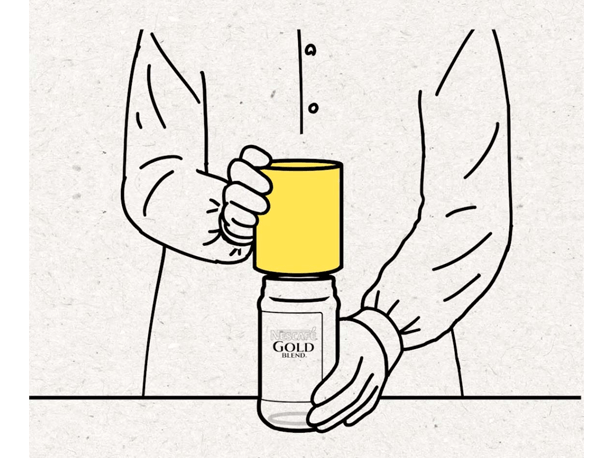 「ネスカフェ エコ＆システムパック（つめかえパック）」の外装フィルムをはがします