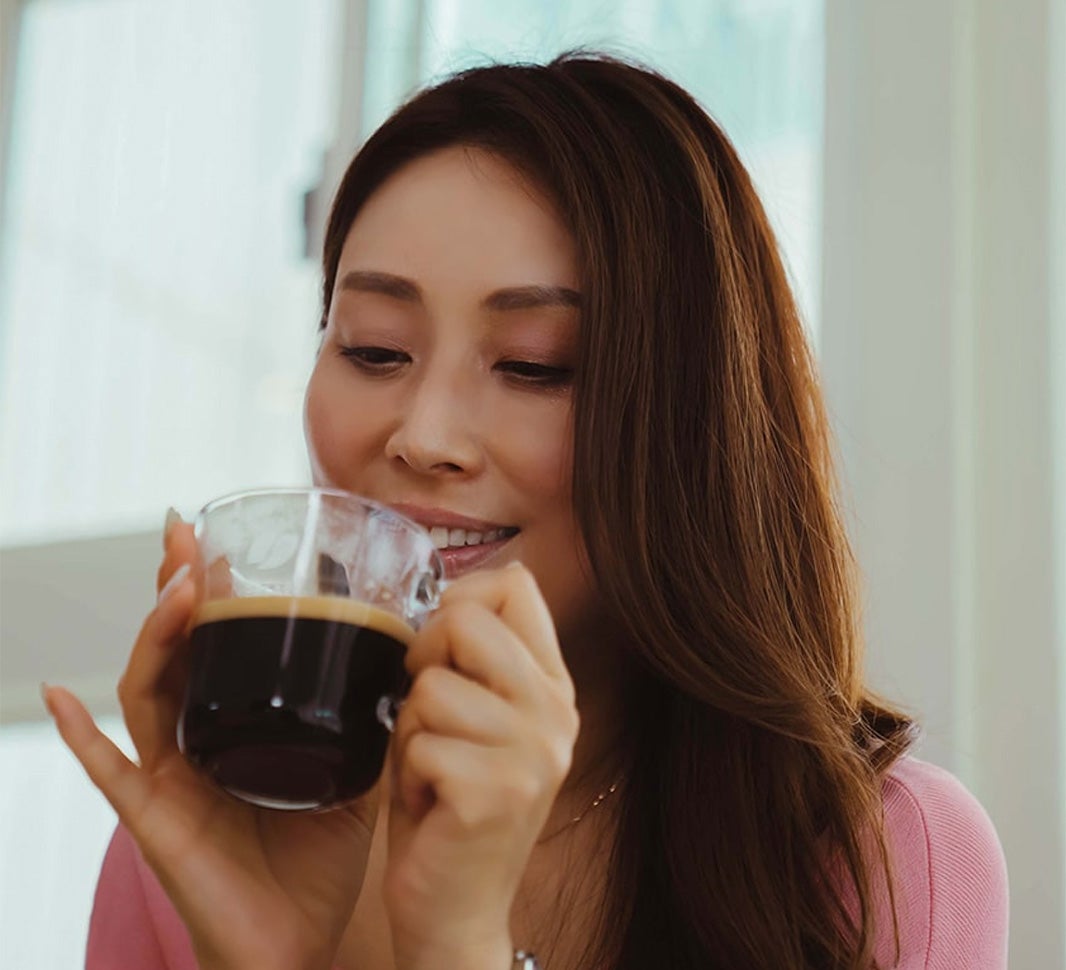 女性がコーヒーを飲んでいる