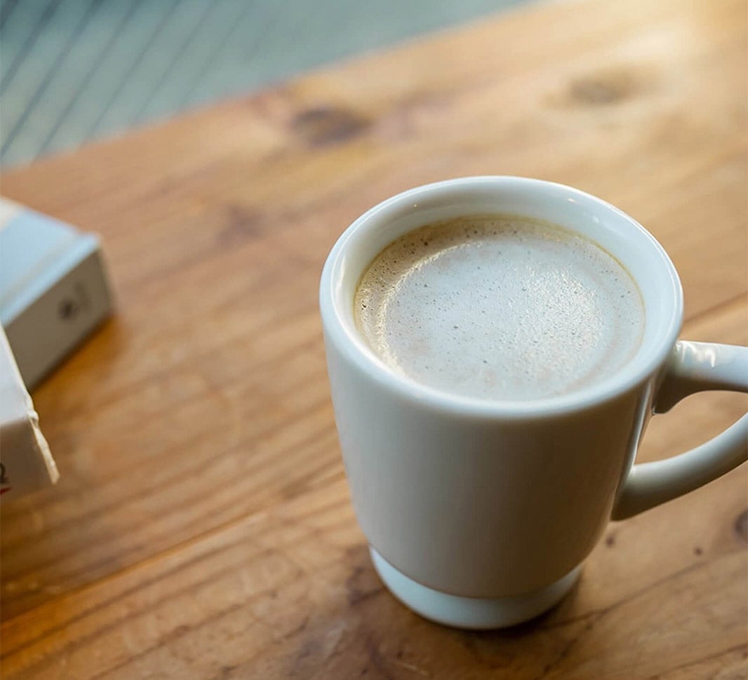 「コーヒーを片手に人間観察、インスピレーションを刺激する」