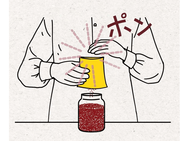 最後に、パックの底を軽くたたいてコーヒーを残さず落としてください