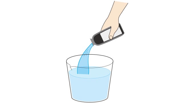 容器に飲用水1000mlと湯垢洗浄剤2本を入れ、洗浄液を作る