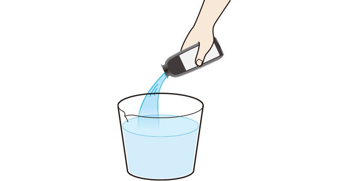 "01 容器に飲用水500mlと湯垢洗浄剤1本（125ml）を入れ、湯垢洗浄液を作る"