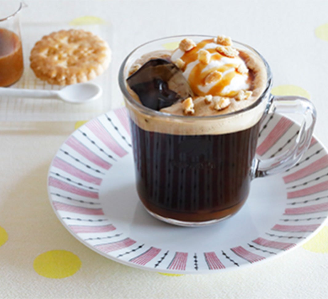 「バリスタ」で作るアイスキャラメルクランチコーヒー（137kcal）