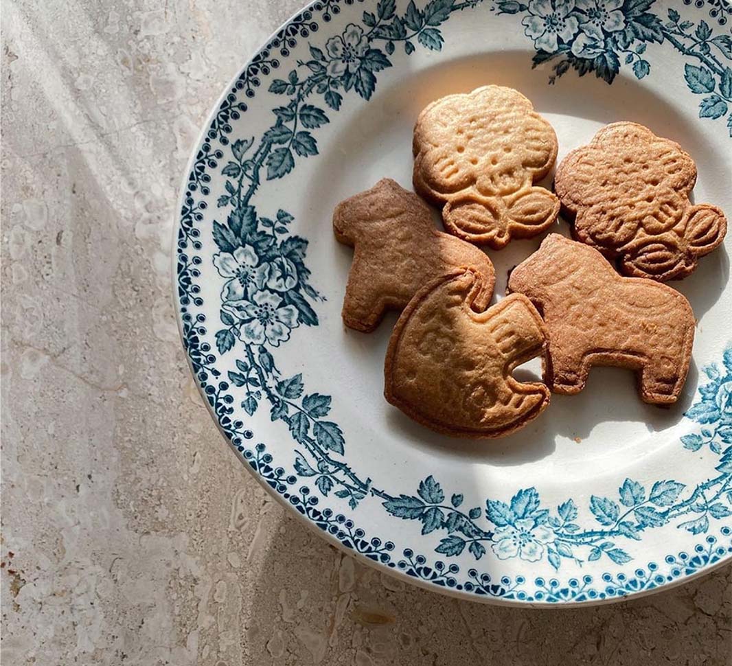 「プランクとバレエの基本姿勢で、体を正しい位置に整える」