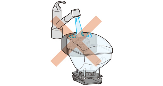 コーヒータンク（透明）は、水洗いをしないでください。
