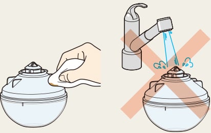 コーヒータンクは水洗いしないでください。乾いた布で、表面の汚れをふき取ります。