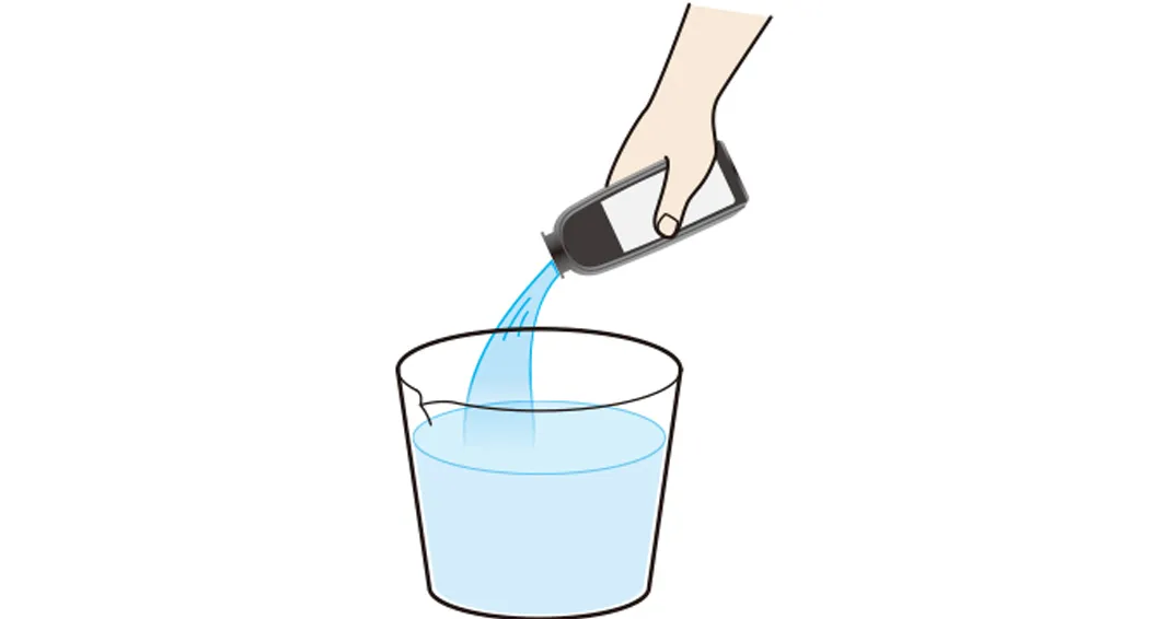 01. 容器に飲用水500mlと湯垢洗浄剤1本(125ml)を入れ、湯垢洗浄液を作る